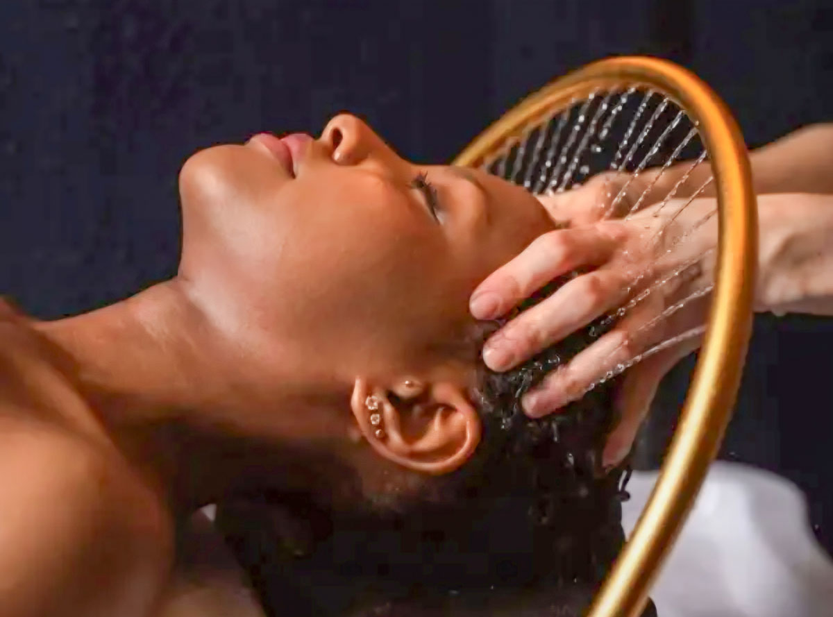 Soin Head Spa japonais avec massage du cuir chevelu et jet d'eau relaxant
